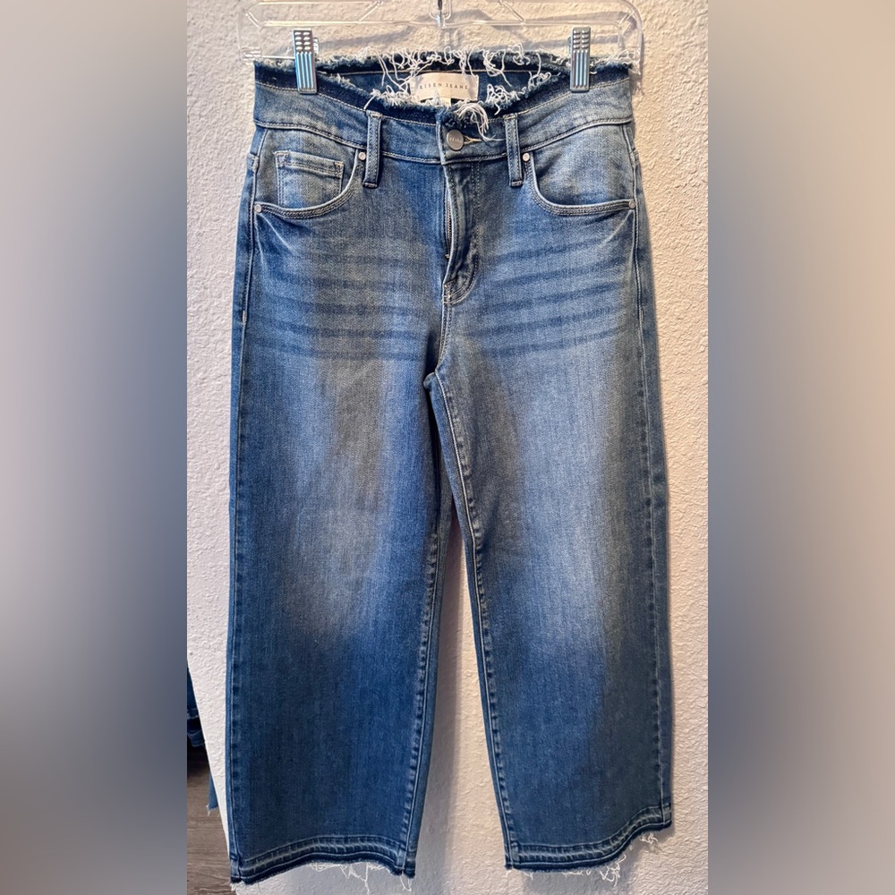 Risen wide cropped Jeans

Frayed hem & waist 

Inseam 25

NWOT